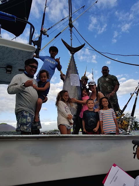 Rainbow Runner family and crew with the 219-pound ahi that won the 2017 Hana Paʻa tournament